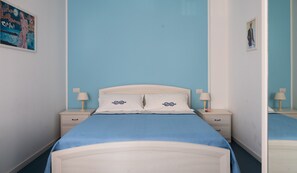 2 bedrooms, in-room safe, desk, iron/ironing board