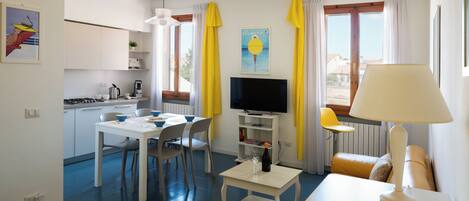 TV connectée, livres, espaces bureaux