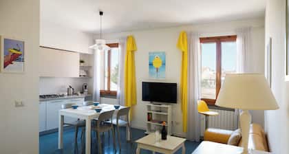 Nice,bright,with view of canal and Roman bridge,free parking-wifi-A/C