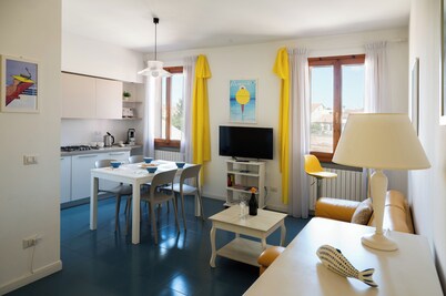 Nice,bright,with view of canal and Roman bridge,free parking-wifi-A/C 