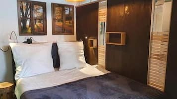 Desk, free WiFi, bed sheets