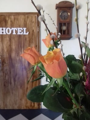 A wooden sign with the word "HOTEL" and a clock on the wall. - Hotel Bad Langensalza Eichenhof (Bad Langensalza)