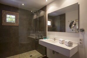 Douche, séchoir à cheveux, serviettes fournies, savon
