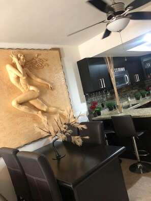 2 habitaciones, decoración personalizada y muebles diferentes 