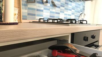 Fridge, oven, stovetop, coffee/tea maker