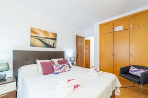 2 bedrooms, iron/ironing board, WiFi