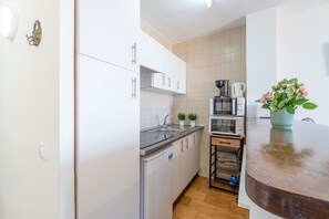 Réfrigérateur, micro-ondes, four, cafetière/bouilloire