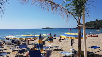 Una spiaggia nelle vicinanze