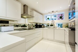 Kylskåp, mikrovågsugn, ugn och spishäll