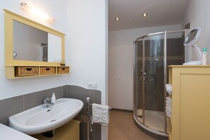 Douche, sèche-cheveux, serviettes fournies