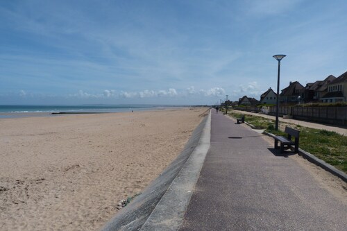 Magnificent apartment (80 m²) with 4 main rooms, 100 meters from the beach