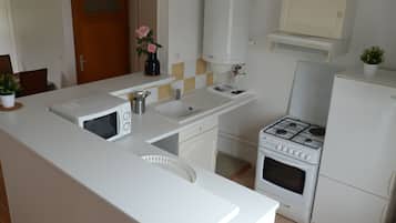 Een koelkast, een magnetron, een oven, een vaatwasser