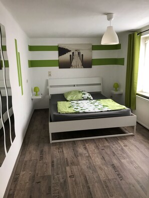 3 Schlafzimmer, Reisekinderbett, kostenloses WLAN, Bettwäsche