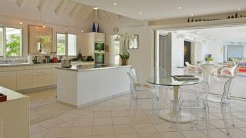 Kühlschrank, Mikrowelle, Ofen, Geschirrspüler