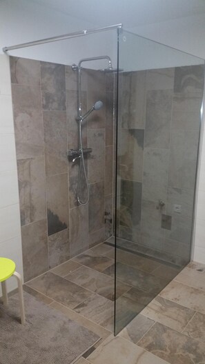Shower, hair dryer, towels, soap - Garden view vacation apartment in the historic Heuerhaus in the beautiful Rhodo garden (Westerstede)