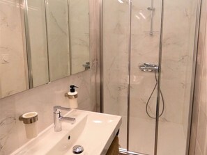 Douche, sèche-cheveux, serviettes fournies