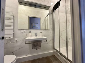 Een haardroger, handdoeken