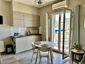 Een koelkast, een magnetron, een oven, een koffiezetapparaat/waterkoker