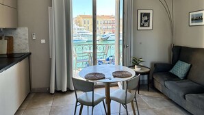 Unclassified image, 5 of 8, button - Ground floor apartment with balcony and canal views (Sète)