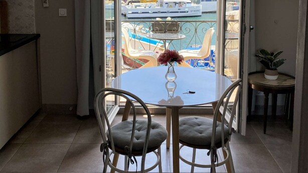 Unclassified image, 1 of 8, button - Ground floor apartment with balcony and canal views (Sète)