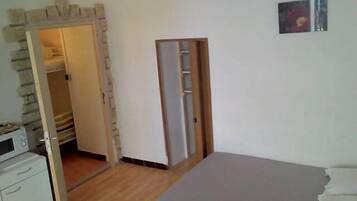 1 habitación, tabla de planchar con plancha y cuna de viaje