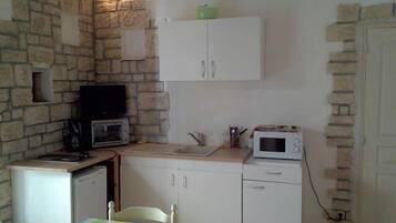 KĂŒhlschrank, Ofen, Herdplatte, Wasserkocher mit Kaffee-/Teezubehör