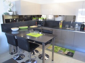 Kühlschrank, Mikrowelle, Ofen, Herdplatte