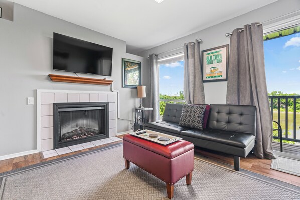 Smart TV, fireplace - Captain's Quarters Riverfront #2 (Nashville)