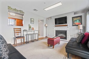Smart TV, fireplace - Captain's Quarters Riverfront #2 (Nashville)