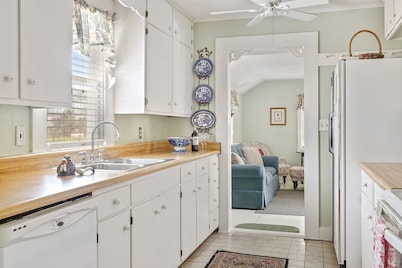 Absolutamente encantador Hollys Haus, 2/2 Cottage, en la ciudad, jacuzzi privado!