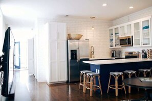 Fridge, microwave, oven, stovetop - Riverwalk 118 - River & Battleship Views (Wilmington)