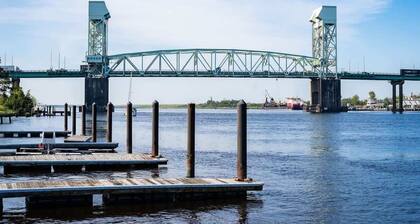 Riverwalk Condo - River & Battleship Näkymät, Deck w / Pergola, kävellä KAIKKI!