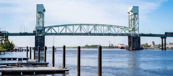 Riverwalk Condo - River & Battleship Views, cubierta con pérgola, a pie de TODO!