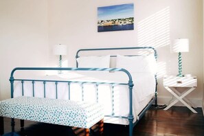 2 bedrooms, iron/ironing board, WiFi, bed sheets - Riverwalk 118 - River & Battleship Views (Wilmington)