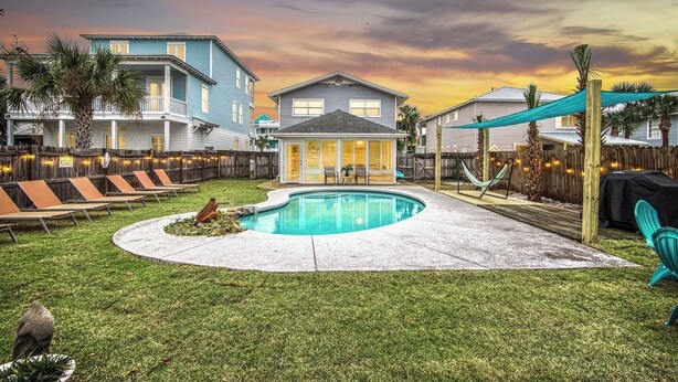 A backyard with a swimming pool, lounge chairs, and a small house. - 1min Walk To The Beach, Private Heated Pool, Pet Friendly, Zula Dreams Destin (Destin)