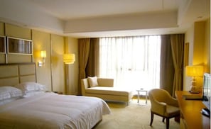 Escritorio, cortinas blackout y tabla de planchar con plancha 