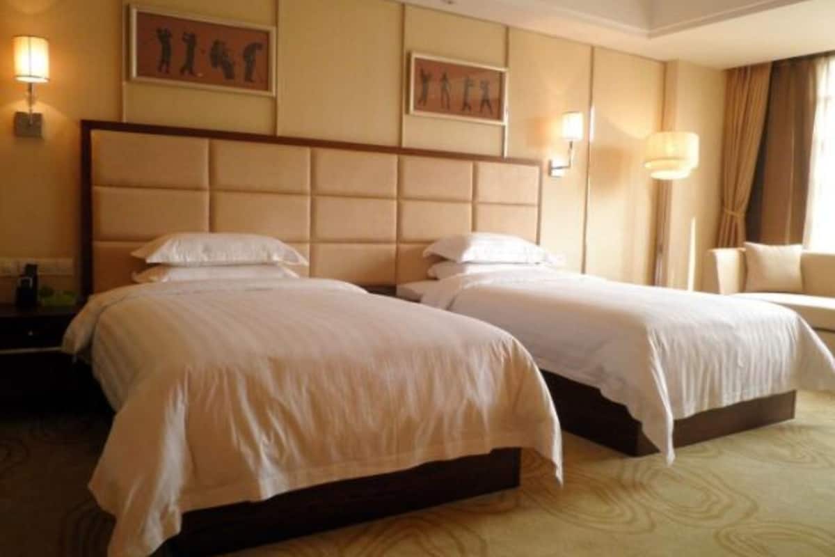 Habitación superior con 1 cama doble o 2 individuales | Escritorio, cortinas opacas, tabla de planchar con plancha y wifi gratis