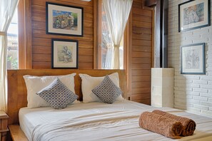 Deluxe dubbelrum - 1 queensize-säng - utsikt mot trädgården | Gratis wi-fi och sängkläder