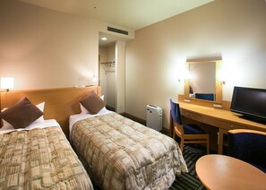 A hotel room with two beds, a desk with a chair, a television, and a mirror. - Yamagata Eki Nishiguchi Washington Hotel (Yamagata)