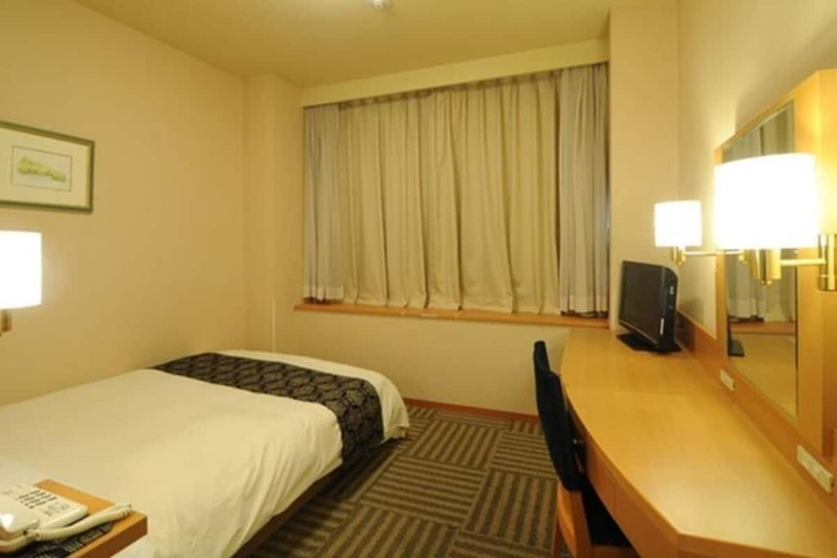 Soundproofing, free WiFi, bed sheets