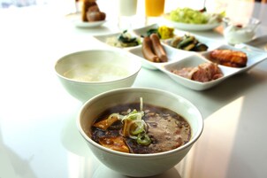 每日供应自助式早餐（每人 JPY 1080）