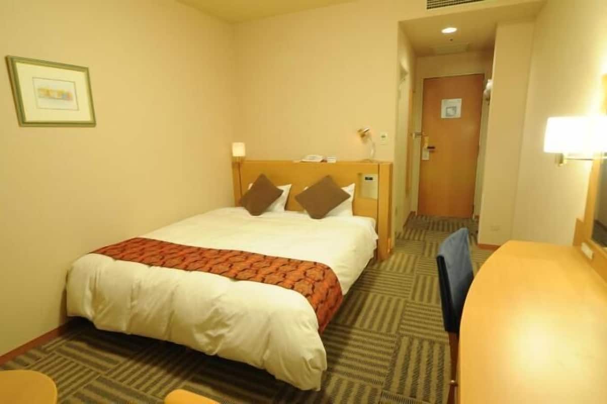 Soundproofing, free WiFi, bed sheets