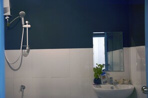 Casa Prestigio, 2 habitaciones, balcón, en el área del patio | Baño | Regadera, regadera tipo lluvia, amenidades de baño gratuitas 