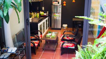 Signature House, 2 Bedrooms, Balcony, Courtyard Area | Living area