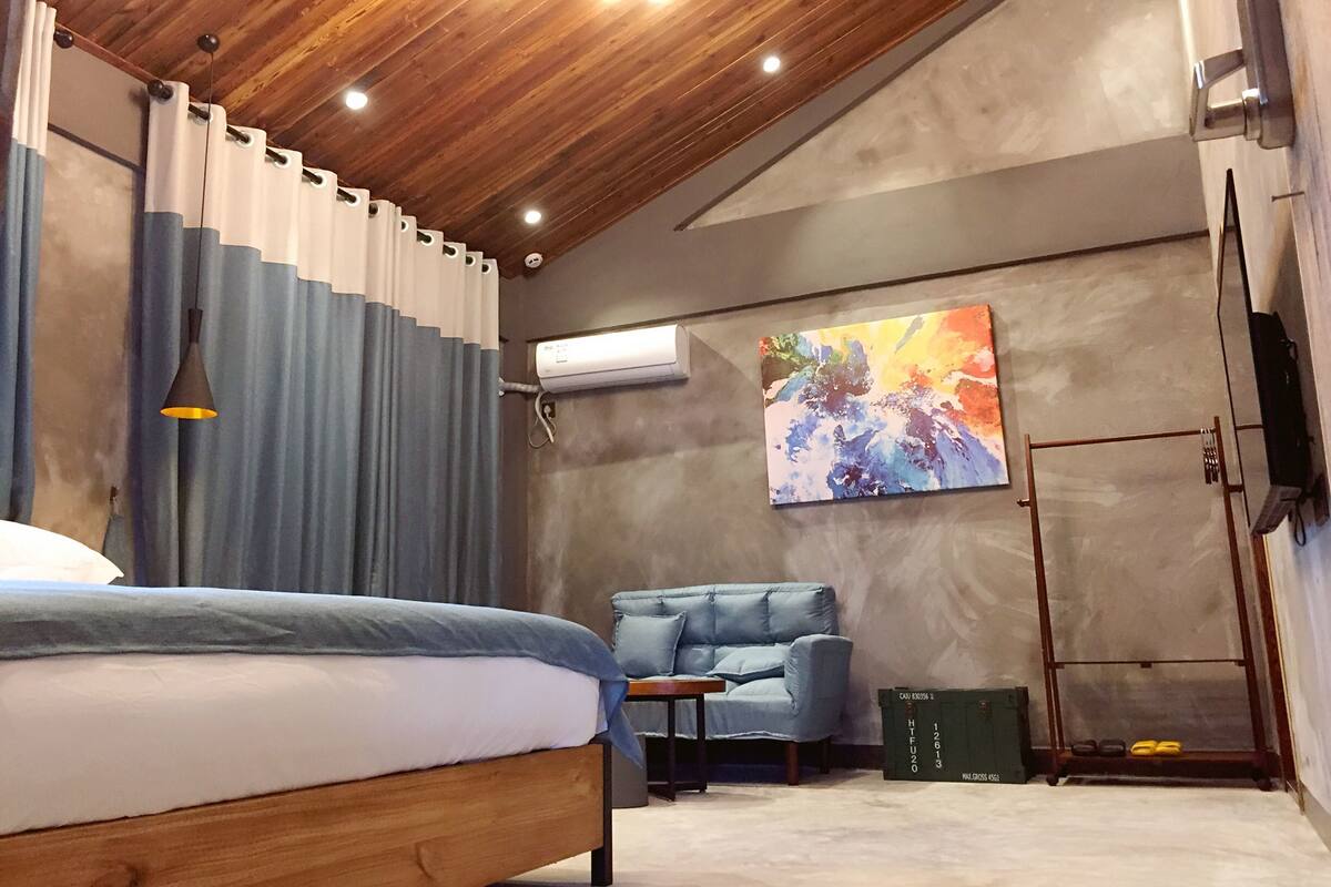 Blackout curtains, free WiFi, bed sheets