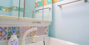 Articles de toilette gratuits, sèche-cheveux, chaussons