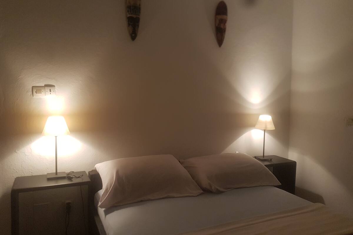 Kamar Double Klub, 1 Tempat Tidur Double | Tirai kedap cahaya, setrika/meja setrika, Wi-Fi gratis, dan seprai linen