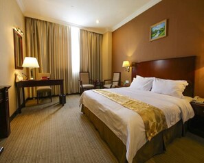 Standard Double Room | In-room safe, desk, blackout drapes, bed sheets - Magnolia Hotel (Shenzhen)