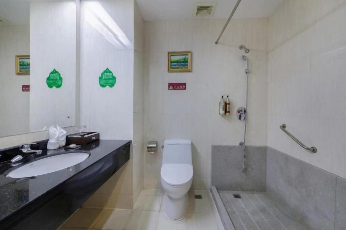 Ducha, artículos de tocador gratuitos, secador de pelo, pantuflas