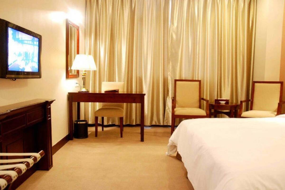 Standard Double Room | In-room safe, desk, blackout drapes, bed sheets